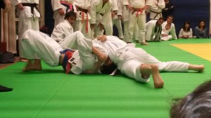 Quel est le Lausannois qui immobilise son adversaire?